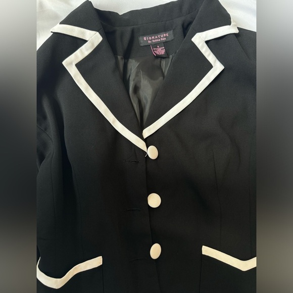 Woman’s Black & White Signature Suit Size 8 - Picture 5 of 5